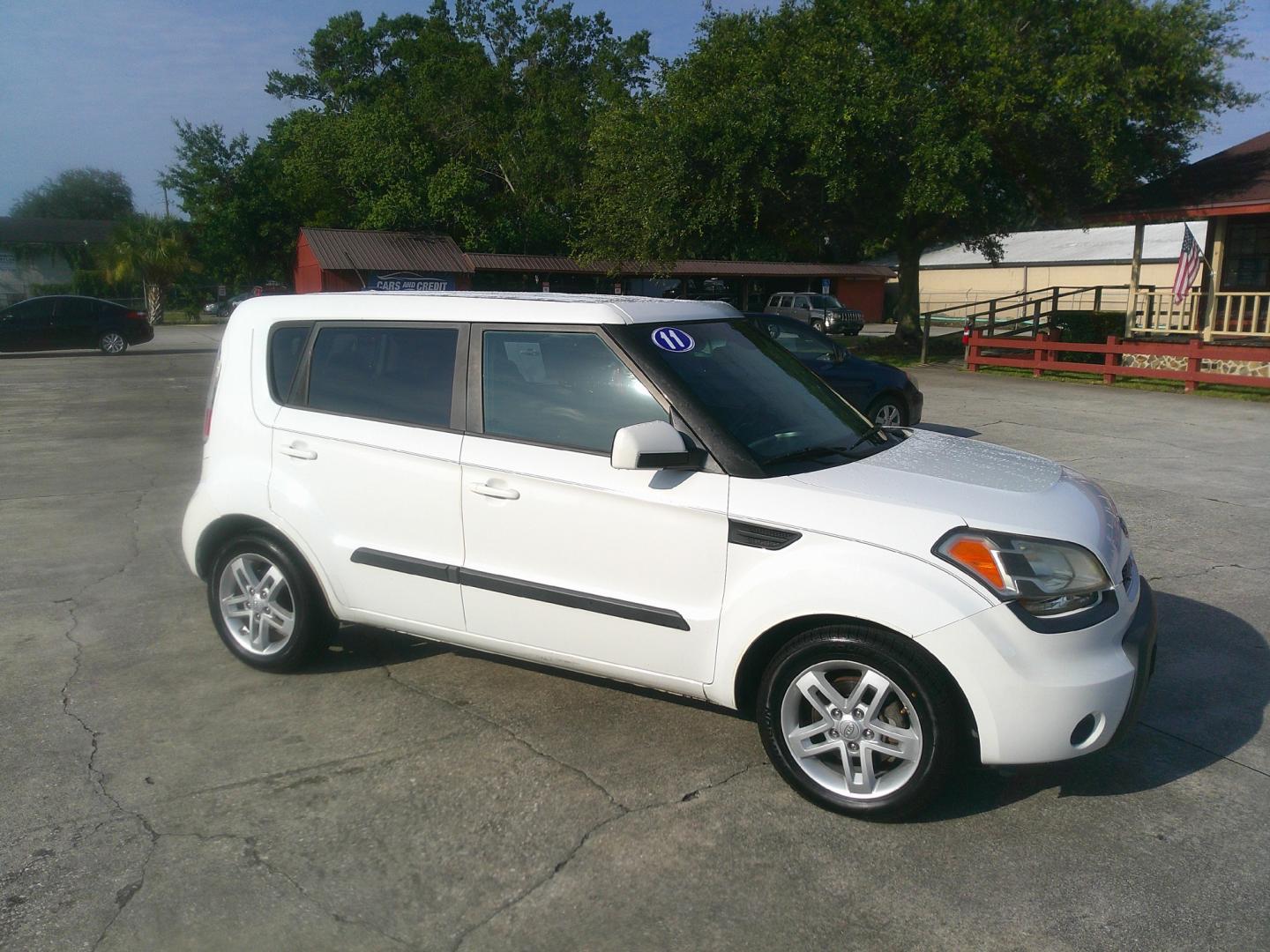 2011 WHITE KIA SOUL BASE; SPORT; + (KNDJT2A21B7) , located at 10405 Abercorn Street, Savannah, GA, 31419, (912) 921-8965, 31.988262, -81.131760 - Photo#2